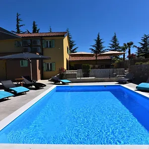 Frühstückspension Letorina And With Pool
